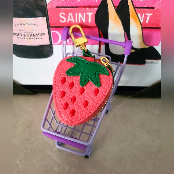 Accessories - 🍓NWOT Faux leather strawberry coin pouch🍓
